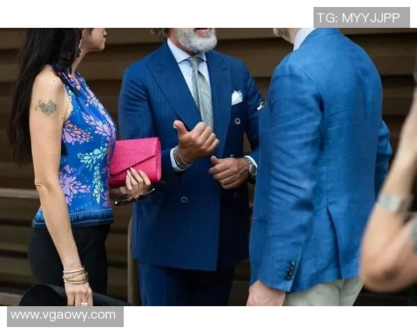 超帅足球明星与西装女生的时尚碰撞引领潮流新风尚