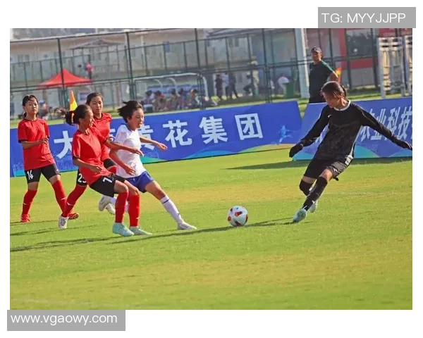 四月足球明星闪耀赛场展现非凡技艺与团队精神